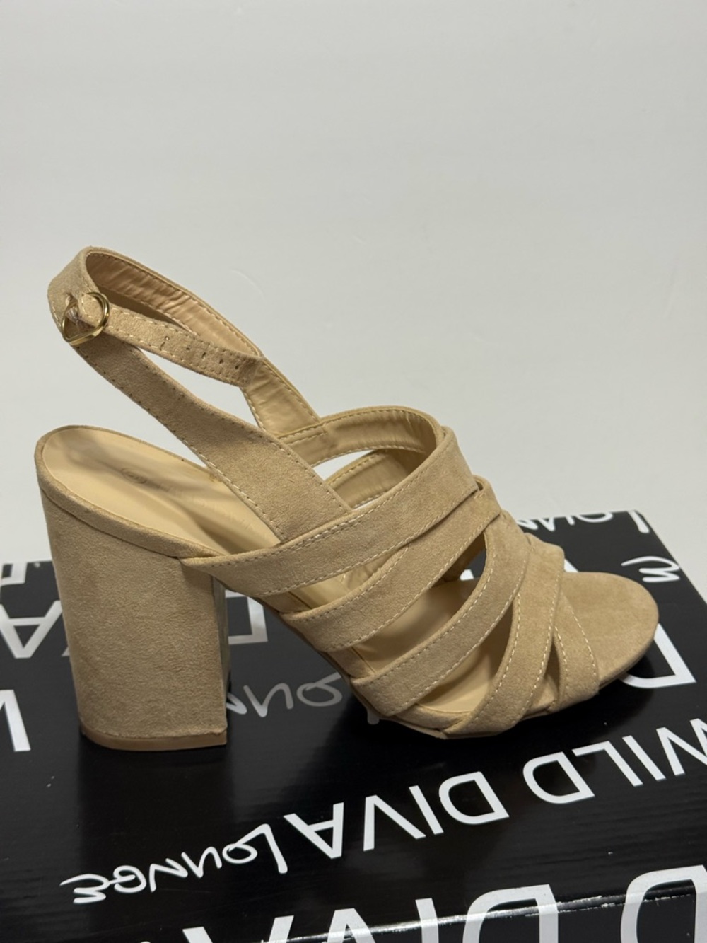 Wild Diva Women's Sz 9 Tan Suede Block Heel Sandals